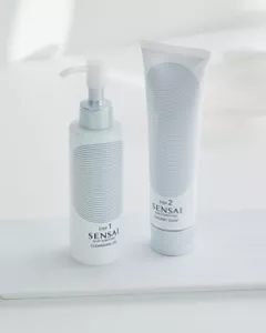 A white cleansing tube and dispenser bottle placed on a white background.